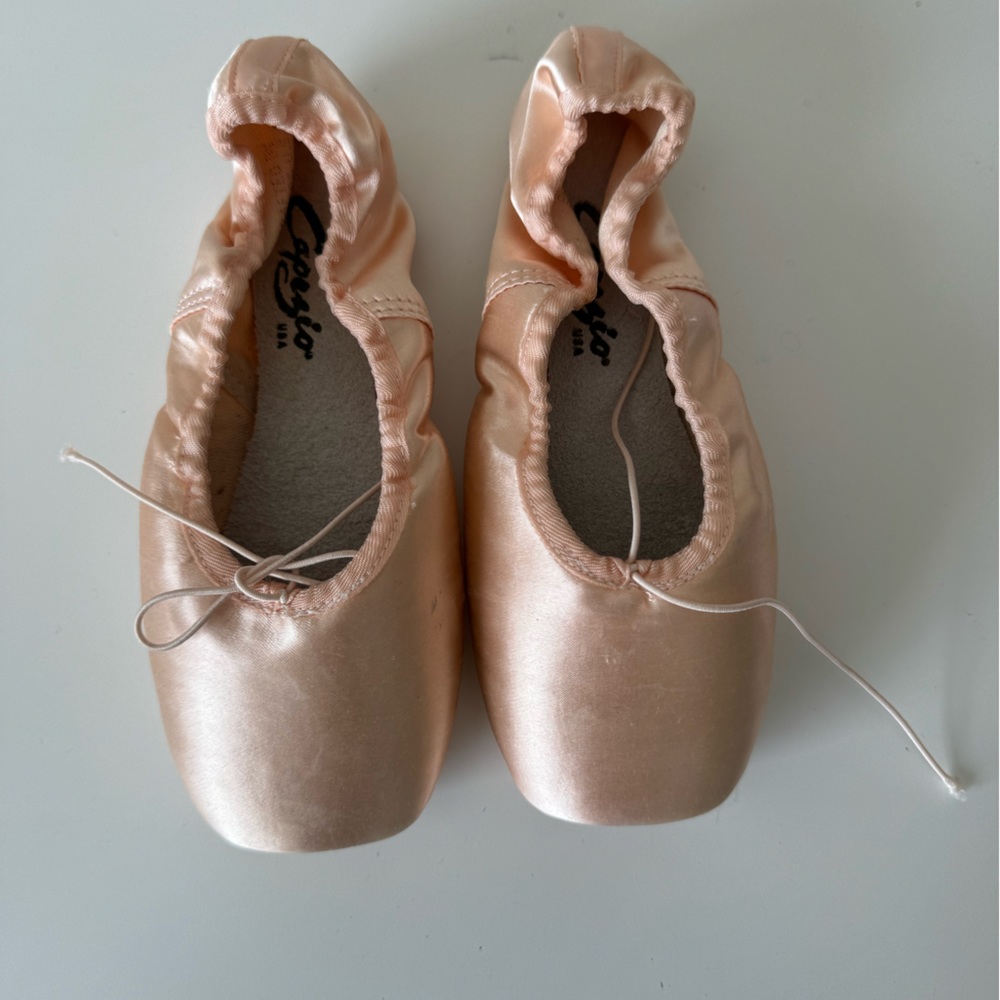 Capezio pointe shoes size 7.5
